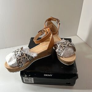 DKNY Girls Ashley Cross Strap Sandal Wedges Summer Leopard size 5